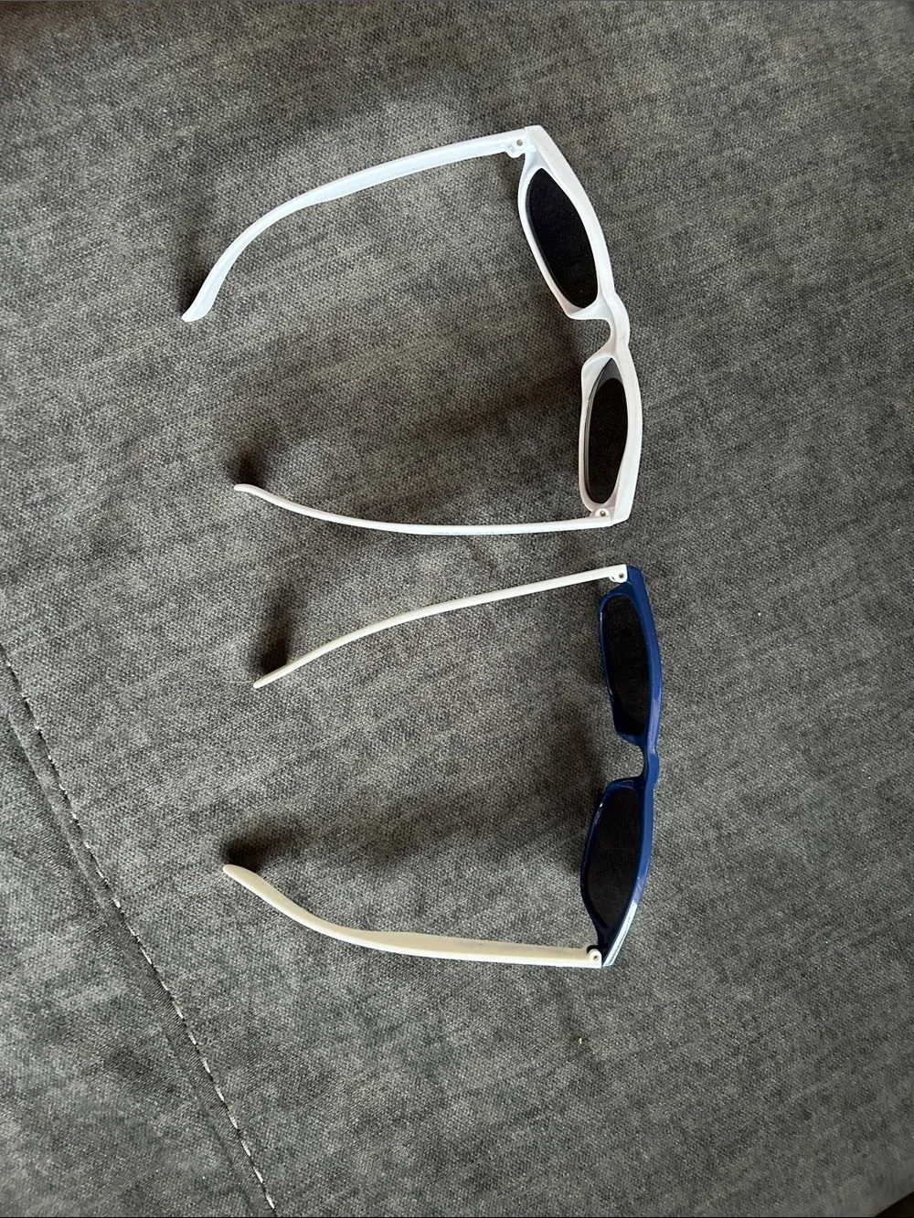Set of 2 White and Blue Classic Sunglasses